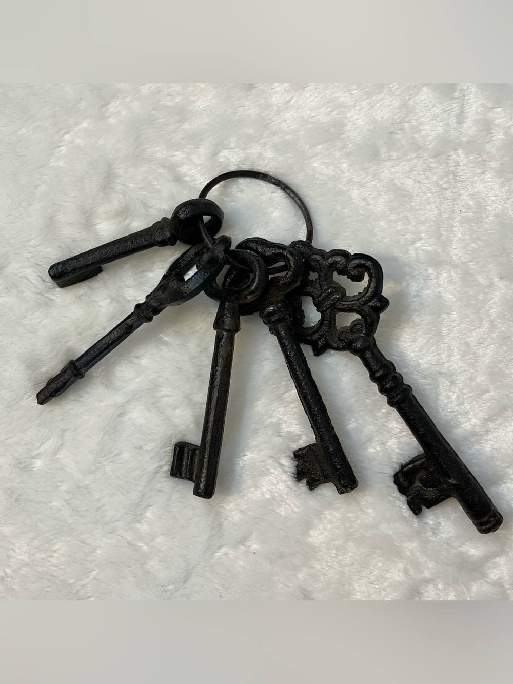 Cast Metal Iron 5 Skeleton Keys on Ring Farmhouse Cottage Halloween Decor